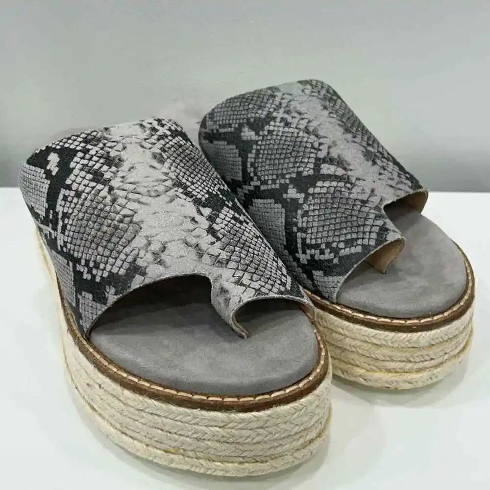 Diba True Demi Chase Size 7 Snake Print Gray Wedge Sandal Espadrille‎ New In Box